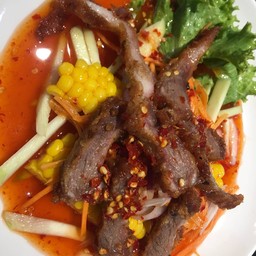 ยำคอหมูทอด