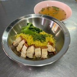 บะหมี่ใส่หมูกรอบ