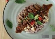 ข้าวราดซอสยี่หร่าเนื้อริบอาย