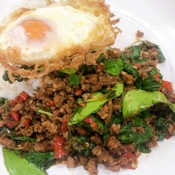 กระเพราเนื้อสับไข่ดาวราดข้าว