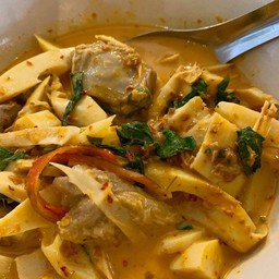 แกงคั่วกระดูกอ่อนหน่อไม้ดอง