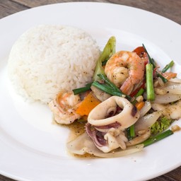 กระเทียมพริกไทยดำ ราดข้าว