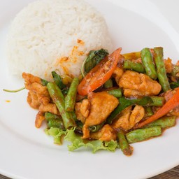 ผัดพริกแกง ราดข้าว