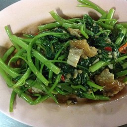 ผักบุ้งหมูกรอบ