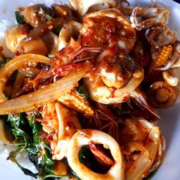 ข้าวผัดพริกเผาทะเล