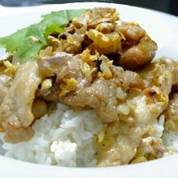 ข้าวราดเนื้อสัตว์ผัดกระเทียมกรอบ