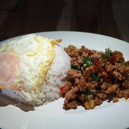 ข้าวกระเพราเนื้อ + น้ำเก๊กฮวย
