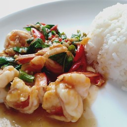 ข้าวราดกระเพรากุ้ง