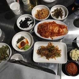ที่ร้านเค้าจัดเต็มมาให้งี้เลย