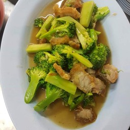 บร็อคโคลี่หมูกรอบ