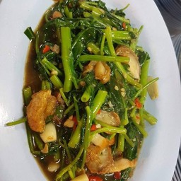 ผัดผักบุ้งหมูกรอบ