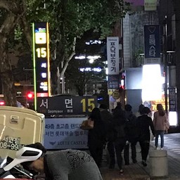 ออกทางนี้ เดินมาหน่อย เจอร้านเลย