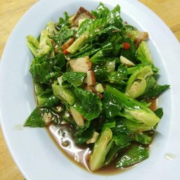 ผัดแขนงหมูกรอบ