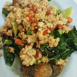 ไข่เยี่ยวม้ากระเพรากรอบ