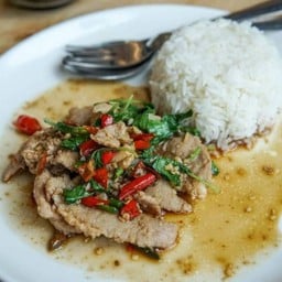 ข้าวราดกระเพราหมูนุ่ม