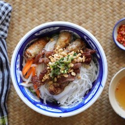 Bun Cha Gio Thit Nuong / ขนมจีนสดหมูย่างน้ำผึ้งและปอเปี๊ยะทอด