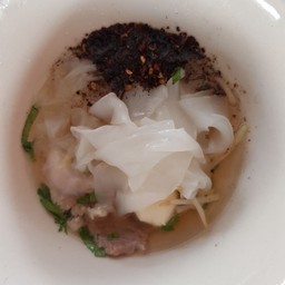 ใหญ่  น้ำใสหมู