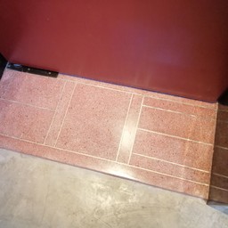 พื้นหน้าห้องมีตัวเลข​ห้องซ่อนอยู่