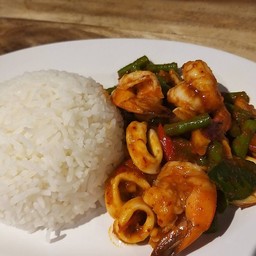 ข้าวพริกแกงทะเล + น้ำเก๊กฮวย