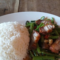 ข้าวผักบุ้งหมูกรอบ + น้ำเก๊กฮวย