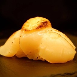 ซูชิหอยเชลล์ญี่ปุ่นซอสไข่ปลาเมนไดโกะ
