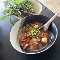 ก๋วยเตี๋ยวหมูตุ๋นปากทาง