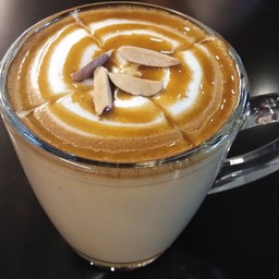 คาราเมลอัลมอนด์ลาเต้ร้อน (Hot Caramel Almond Latte)