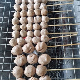 ลูกชิ้นหมูปิ้งนายชนะ