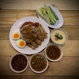 Set 3 ข้าวหมูสามชั้นผสมสันคอ+ไข่ต้ม+กุนเชียง+หมูยอ พร้อมน้ำพริกและไข่ตุ๋น