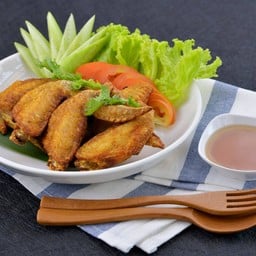 ปีกไก่ทอดราดน้ำปลา