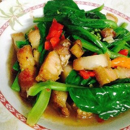 คะน้าฮ่องกงหมูกรอบ