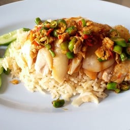 ข้าวมันไก่เนื้อหนังพิเศษราดน้ำจิ้มรสเด็ด