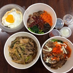 สั่งline manอาหารแพ็คมาอย่างดีเลย บิบิมบับ มีถ้วยแยกไข่ดาวให้ด้วย ส่วนเครื่องปรุ