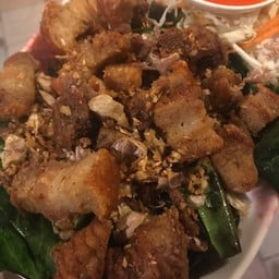 หมูกรอบทอดกระเทียม