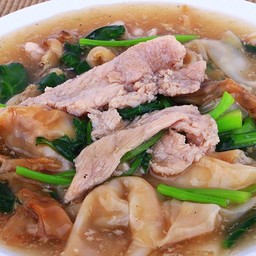 ราดหน้าหมูชิ้นคะน้าฮ่องกง