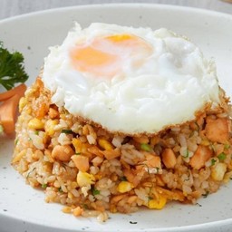 ข้าวผัดปลาแซลมอน