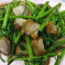 ผัดผักบุ้งหมูกรอบ