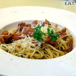 สปาเก็ตตี้ผัดน้ำมันมะกอกพริกแห้งเบคอนกรอบ