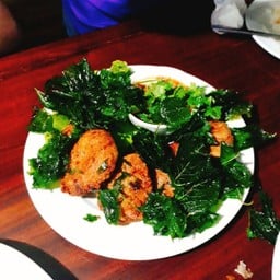 ใบกระเพราอย่างเยอะ