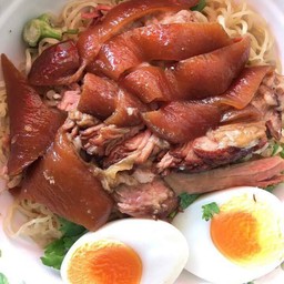 บะหมี่ขาหมู Egg noodle with Pork leg aroi mak ไม่มีไข่