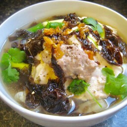 แกงจืดเต้าหู้หมูสับสาหร่าย