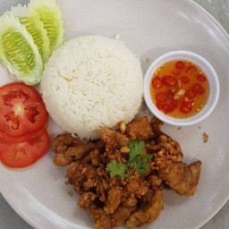 ข้าวราดกระเทียมพริกไทย (ราคาเริ่มต้นที่เนื้อไก่)