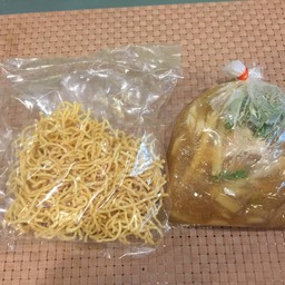 บะหมี่กรอบราดหน้าหมู