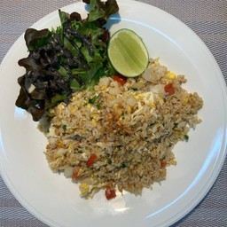 ข้าวผัดกระเทียมเนื้อปู