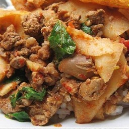 ข้าวราดผัดพริกแกงเครื่องในไกหน่อไม้ดอง