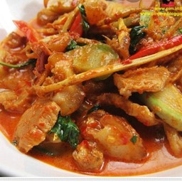 ข้าวราดผัดเผ็ดเนื้อ