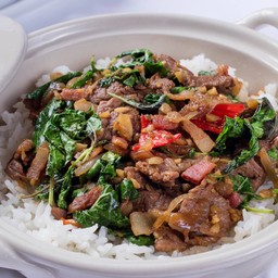 ข้าวกะเพราเนื้อเบคอนหม้อดิน