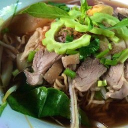 ก๋วยเตี๋ยวไก่มะระน้ำข้นตุ๋นยาจีน