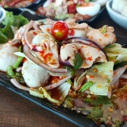 ยำปลาสด ลูกชิ้น แซ่บ