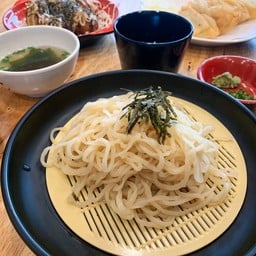 ราเมนเย็นคือดีมว๊ากกกก เส้นเหนียวนุ่มจุ่มกับน้ำฮอนดาชิลงตัวที่สุ๊ดดดดดดด